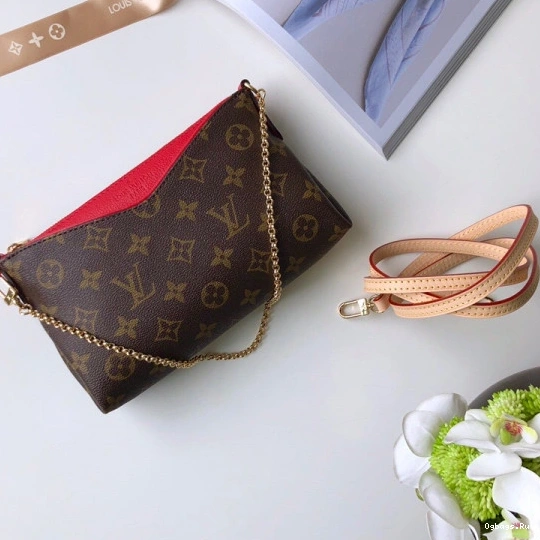 CHANELUTCH Vuitton Louis PALLAS 0114